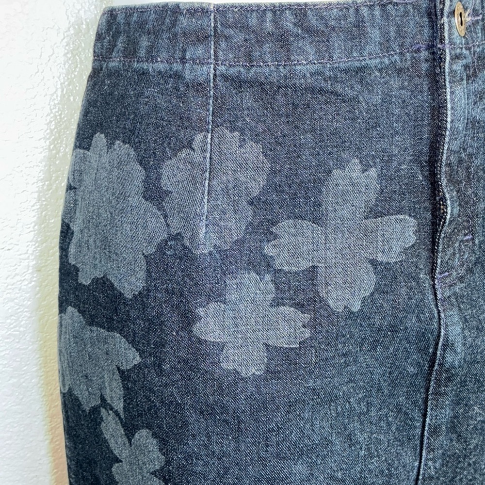 Liz Claoborne denim skirt Woman's, 8, Dark grey, light grey stencil flowers. EUC - Picture 4 of 17